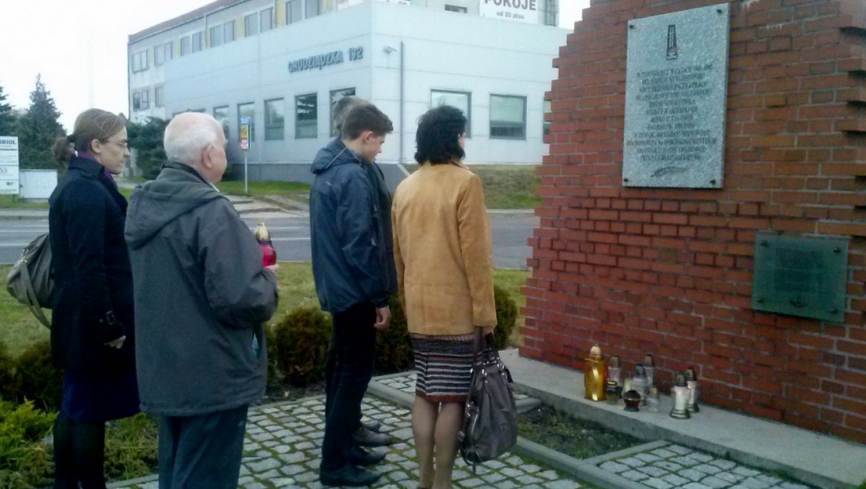 Hołd pomordowanym oddano dziś m.in. przy pomniku znajdującym się w okolicach wjazdu na dawny teren niemieckiego obozu dla wysiedlonych, tzw. Szmalcówkę. Fot. Monika Kaczyńska