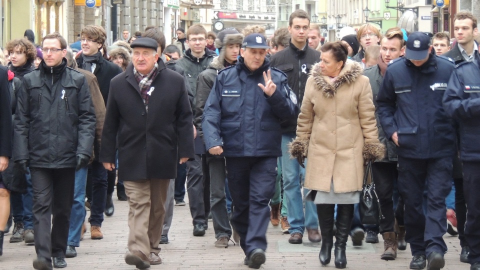 Do marszu „ Białej Wstążki” przyłączyli się miejscy radni, a także zastępca prezydenta Torunia i komendant toruńskiej straży miejskiej. Fot. Michał Zaręba