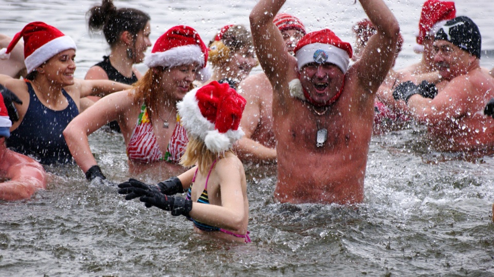 Ziimową kąpielą i życzeniami bydgoskie morsy uczciły w Pieckach Wigilię Bożego Narodzenia. Foto: Nadesłane