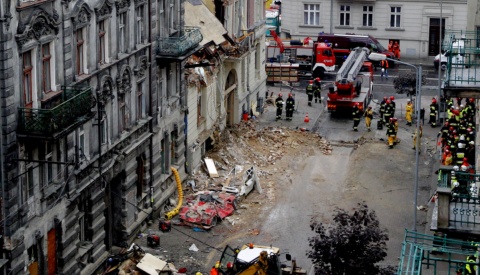 Ratownicy będą szukać w gruzach i rozbierać pozostałości kamienicy