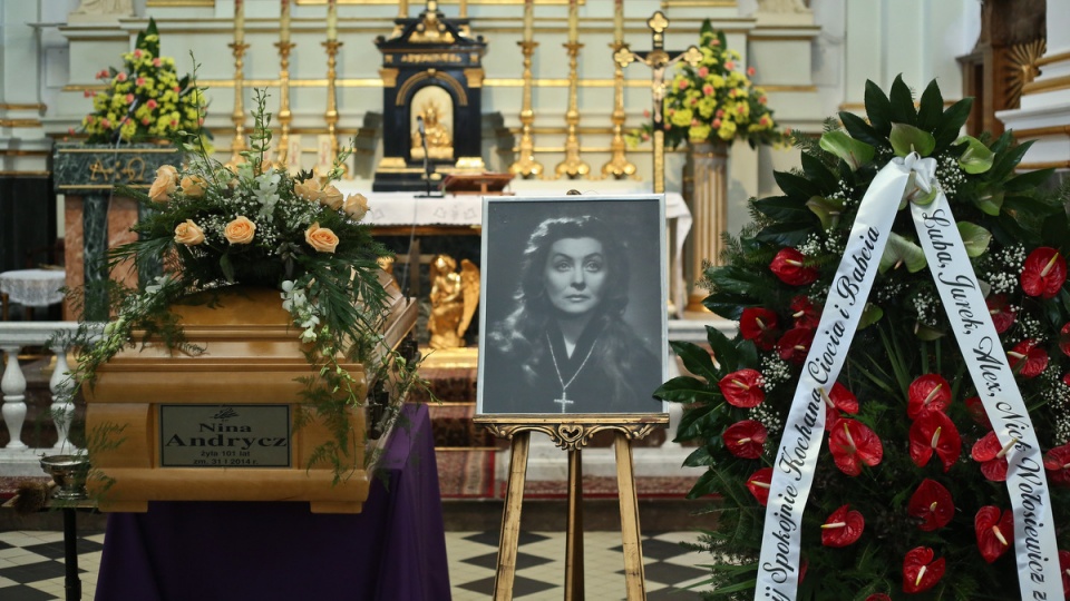 Uroczystości pogrzebowe rozpoczęła w poniedziałek msza w kościele św. Karola Boromeusza. Fot. PAP/Rafał Guz