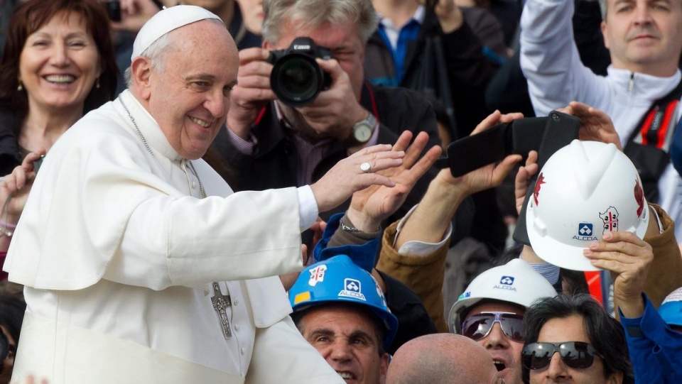 W trakcie audiencji na placu Świętego Piotra papież Franciszek podkreślił, że Jan Paweł II "świadczył dobro nawet swoim cierpieniem". Fot. PAP/EPA