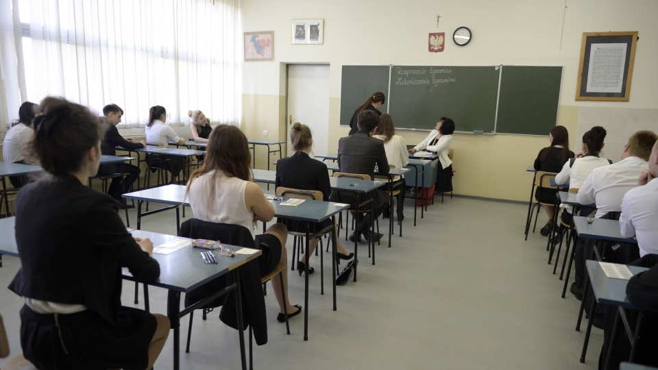 Blisko 334 tys. maturzystów przystąpiło do obowiązkowego pisemnego egzaminu z języka polskiego. PAP/Darek Delmanowicz