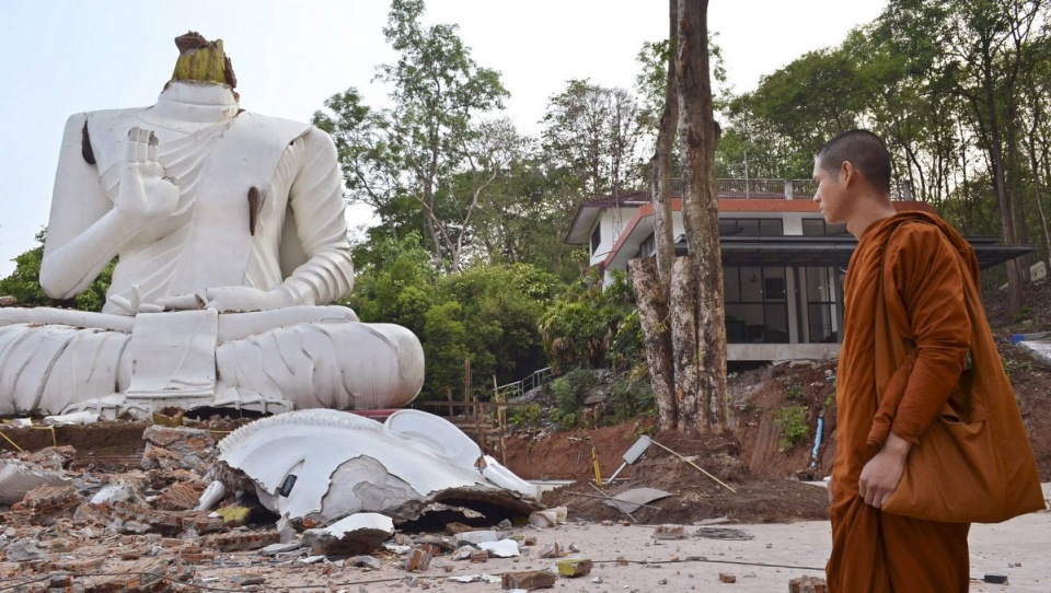 Poniedziałkowe wstrząsy o sile 6,3 w skali Richtera uszkodziły lotnisko w mieście Chiang Rai oraz kilka świątyń buddyjskich. Fot. PAP/EPA