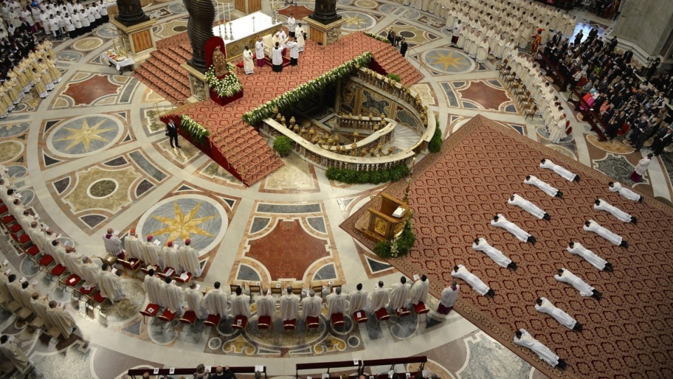 Papież Franciszek w bazylice watykańskiej udzielił święceń kapłańskim 13 diakonom. Fot. PAP/EPA