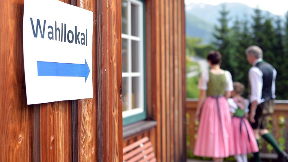 Ubrana w tradycyjny strój austriacka rodzina w drodze do lokalu wyborczego. Fot. PAP/EPA