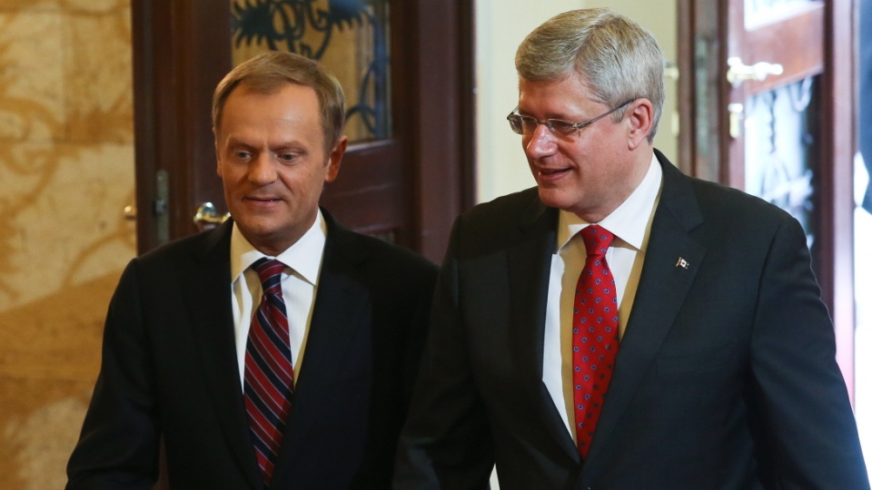 Premier RP Donald Tusk (L) i premier Kanady Stephen Harper (P) podczas powitania przed spotkaniem w Warszawie. PAP/Rafał Guz
