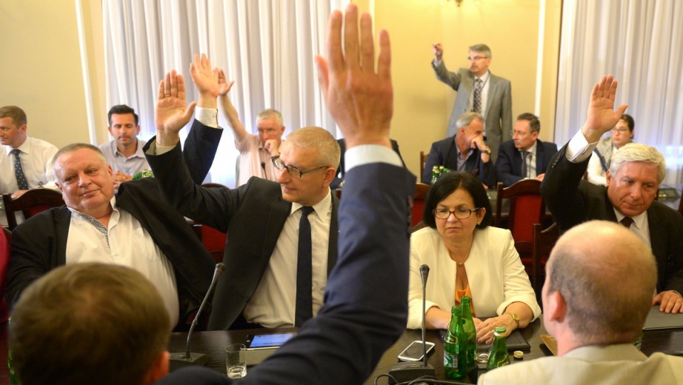 Głosowanie na posiedzeniu sejmowej komisji spraw wewnętrznych. Fot. PAP/Radek Pietruszka