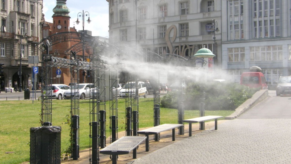 Bydgoszczanie mogą także skorzystać z pergoli wodnej przy placu Teatralnym. Fot. Janusz Wiertel