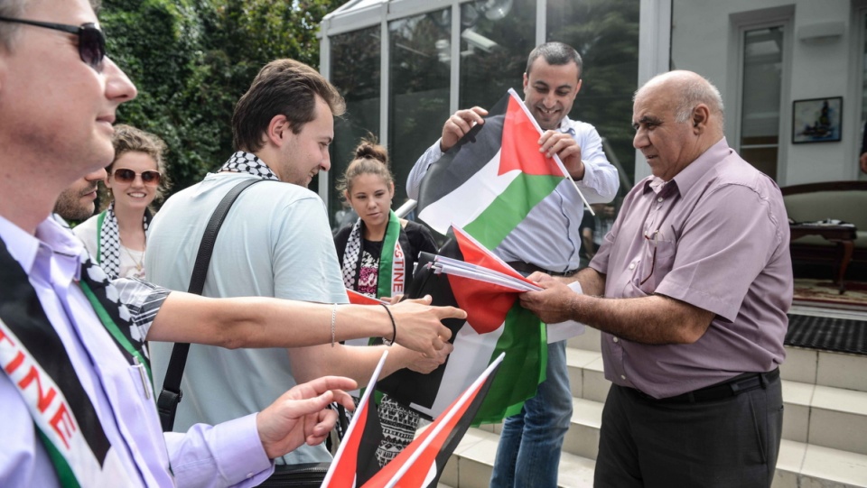 Wiec solidarności i wsparcia palestyńskiej ludności przed ambasadą Palestyny w Warszawie. Fot. PAP/Jakub Kamiński