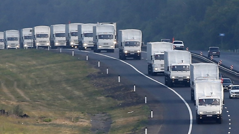 Ciężarówki jadą w kierunku kontrolowanego przez prorosyjskich separatystów Ługańska na Ukrainie. Fot. PAP/EPA