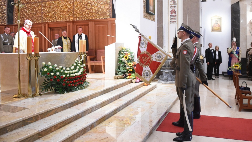 W katedrze polowej WP byli m.in. prezydent, najwyżsi dowódcy wojskowi, kombatanci. Fot. PAP/Radek Pietruszka