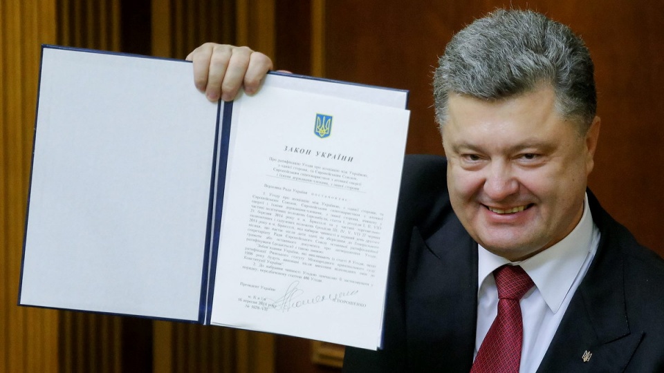 Petro Poroszenko z dokumentem o ratyfikacji umowy Ukraina-UE, po jego podpisaniu w Kijowie. Fot. PAP/EPA