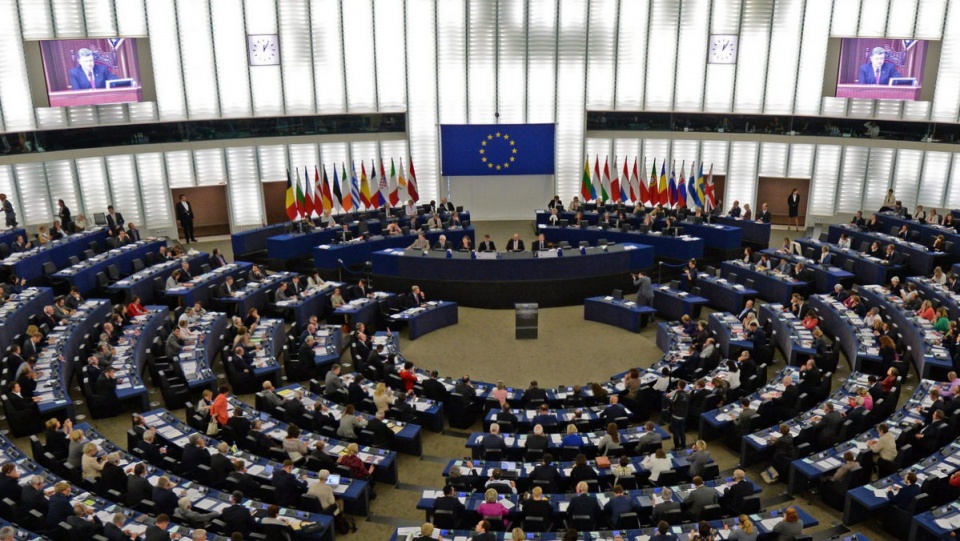 Posłowie do Parlamentu Europejskiego w trakcie televizyjnego wystąpienia prezydenta Ukrainy Petro Porochenko, w sali plenarnej Parlamentu Europejskiego w Strasburgu. Fot. PAP/EPA