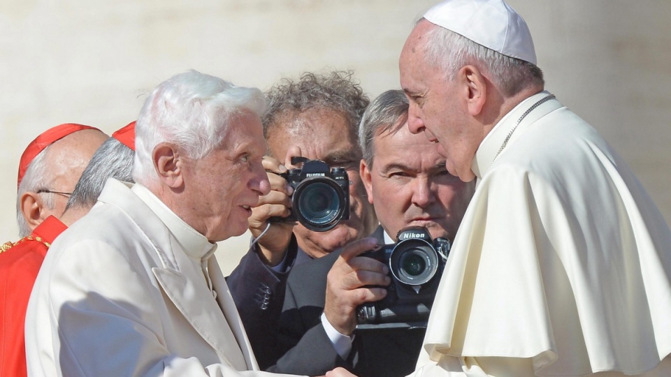 Emerytowany papież Benedykt XVI (L) i papież Franciszek (P). Fot. EPA/MAURIZIO BRAMBATTI Dostawca: PAP/EPA.