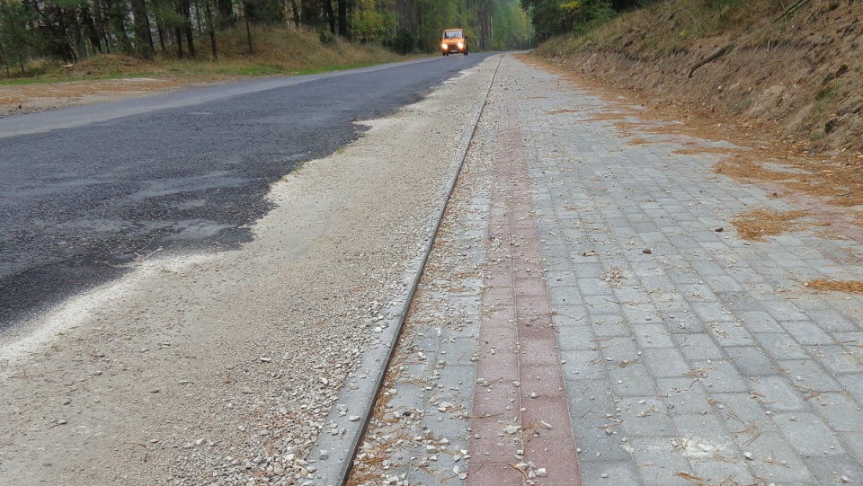 Na ścieżkę narzekają rowerzyści, wypełnienie z kamieni jest tymczasowe, ale uciążliwe. Fot. Marcin Doliński