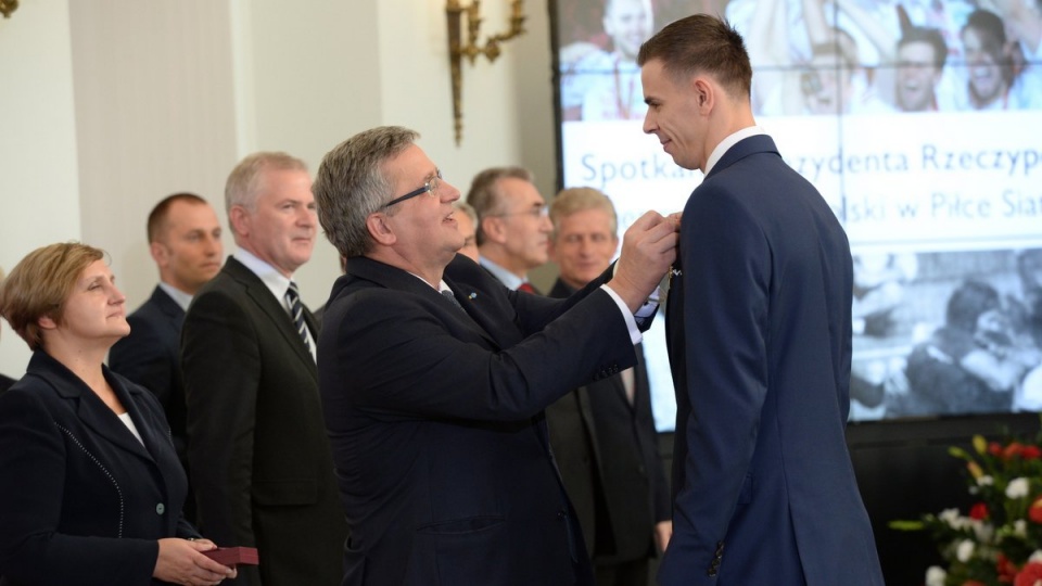 Prezydent (L) odznacza Krzyżem Oficerskim Orderu Odrodzenia Polski Mariusza Wlazłego (P). Fot. PAP/Jacek Turczyk