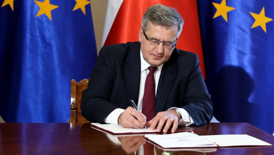Bronisław Komorowski przyznał, że uroczyście podpisując strategię, chce podkreślić jej znaczenie. Fot. PAP/Tomasz Gzell