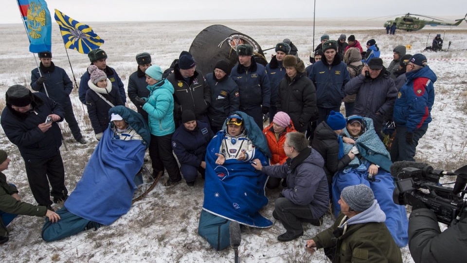 Lądownik statku Sojuz TMA-13M opadł na spadochronie w zaplanowanym rejonie koło miasta Arkałyk w Kazachstanie. Fot. PAP/EPA/NASA