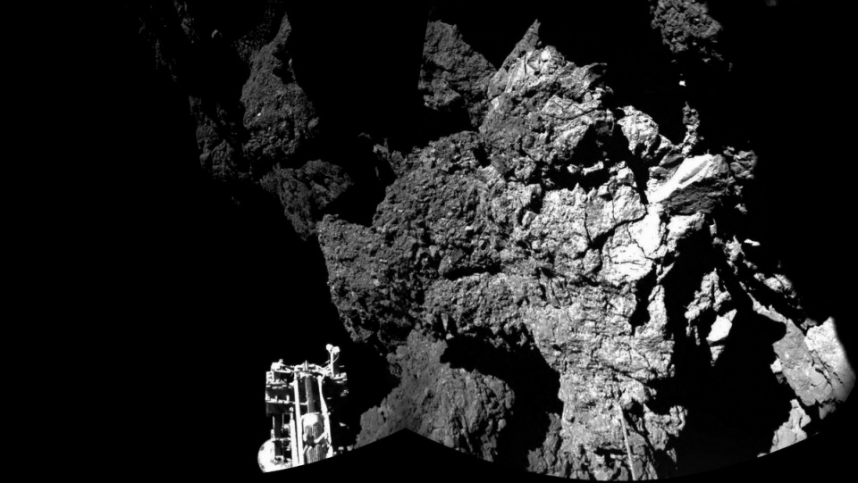 Zdjęcie udostępniony przez ESA, pokazujące część lądownika i komety 67P. Fot. PAP/EPA