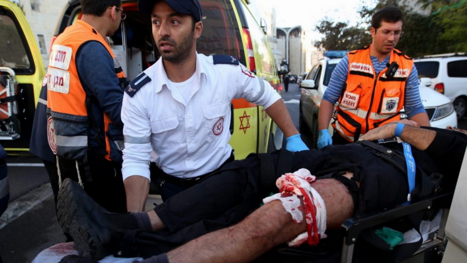 Dwóch uzbrojonych w noże i siekiery mężczyzn wtargnęło do jednej z synagog w Jerozolimie. Lekarze zajmują się dziewięcioma osobami - pięć z nich jest w stanie krytycznym. Fot. PAP/EPA