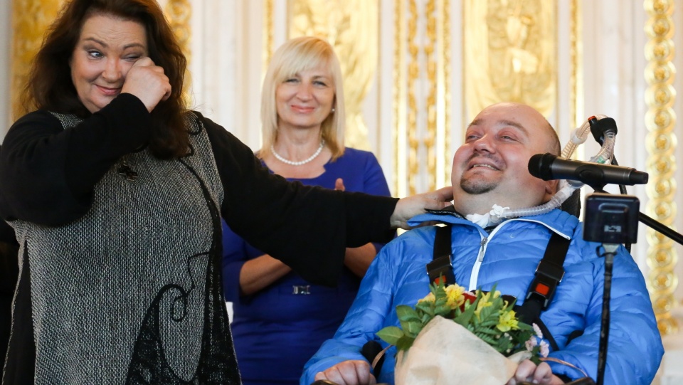 Laureat głównej nagrody - pracownik Fundacji Anny Dymnej „Mimo Wszystko”. Fot. PAP/Paweł Supernak