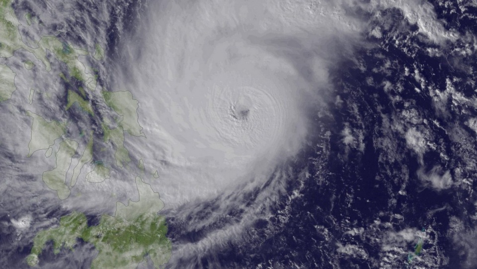 Lokalne władze szacują, że zagrożonych tajfunem jest co najmniej 47 z 81 prowincji Filipin. Fot. PAP/EPA/NOAA