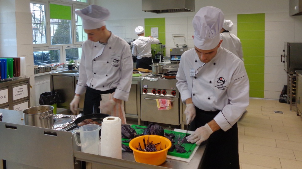 Młodzi kucharze z Kujaw i Pomorza przyrządzają dania z gęsi na wiele sposobów. Fot. Marcin Doliński