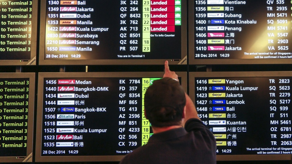 Samolot malezyjskich tanich linii lotniczych AirAsia z ponad 160 osobami na pokładzie stracił łączność z kontrolą ruchu lotniczego w niedzielę podczas lotu z Surabaya w Indonezji do Singapuru - poinformował przewoźnik, potwierdzając doniesienia mediów. Fot. PAP/EPA