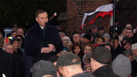 "Polskie rodziny są jak wieże z kamienia" - mówił prezydent Andrzej Duda na placu Wolności przed ratuszową basztą w Żninie. Fot. Henryk Żyłkowski
