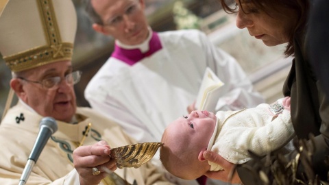 Papież ochrzcił w Kaplicy Sykstyńskiej 33 dzieci