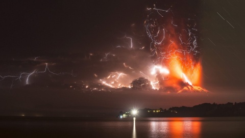 Czerwony alert po dwóch erupcjach wulkanu Calbuco