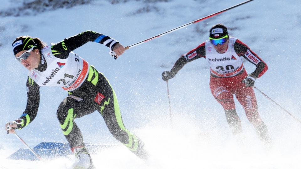W akcji Justyna Kowalczyk (P) i Francuzka Celia Aymonier (L) w ćwierćfinale sprintu techniką dowolną na dystansie 1400 m w trzecich zawodach Tour de Ski zaliczanych do klasyfikacji Pucharu Świata w biegach narciarskich w Val Mustair. PAP/Grzegorz Momot