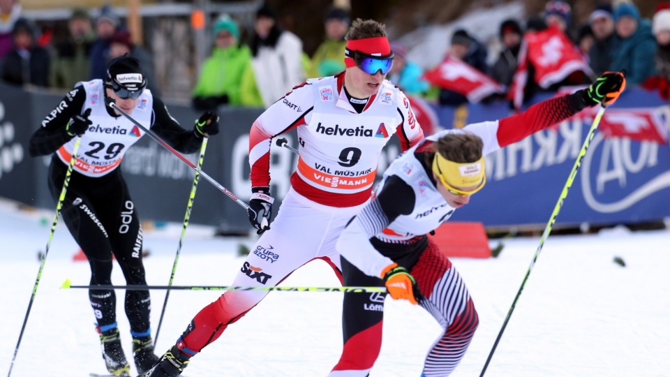 Maciej Stręga (C), Szwajcar Gianluca Cologna (L) i Autriak Bernhard Tritscher (P) w ćwierćfinałowym wyścigu sprintu techniką dowolną na dystansie 1400 m w trzecich zawodach Tour de Ski zaliczanych do klasyfikacji Pucharu Świata w biegach narciarskich w Val Mustair, 06 bm. Polak awansował do półfinału. Fot. PAP/Grzegorz Momot