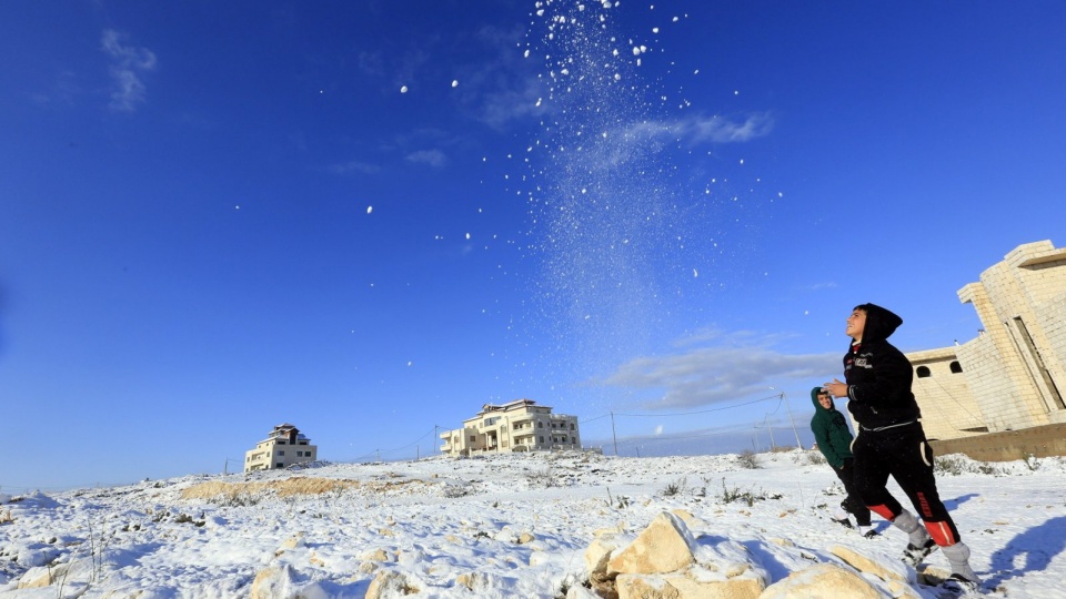Dzieci bawiące się na śniegu w Nablusie w Autnomii Palestyńskiej. Fot. PAP/EPA