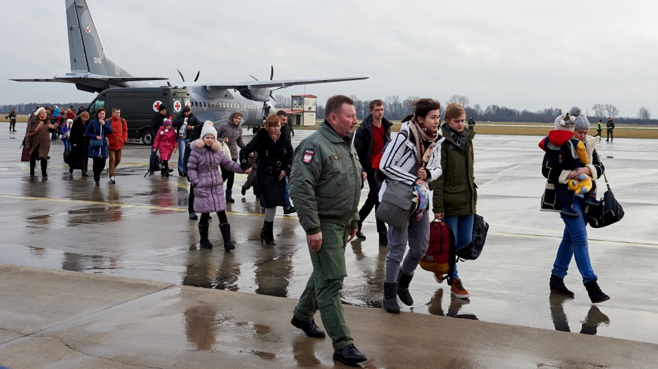 Uchodźcy wysiadający z samolotu wojskowego Casa na lotnisku w Królewie Malborskim. Fot. PAP/Adam Warżawa