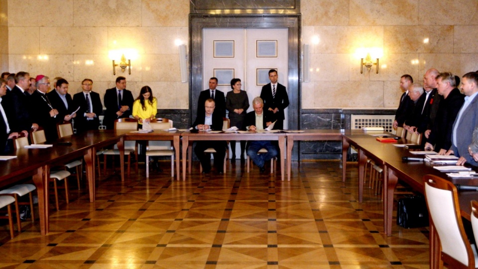 Porozumienie podpisano w obecności premier Ewy Kopacz. Fot. PAP/Andrzej Grygiel