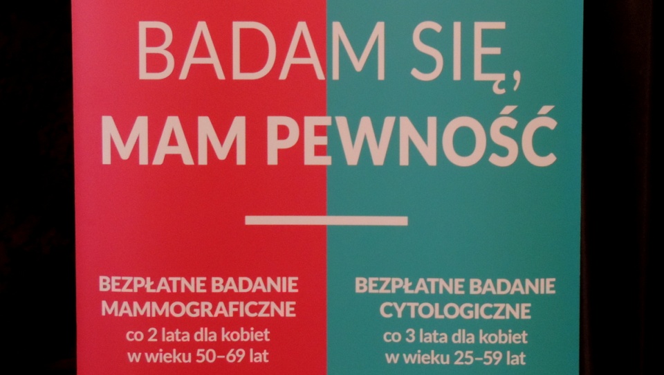 Na ulicach Nakła młodzież rozdaje ulotki dotyczące Tygodnia Walki z Rakiem Szyjki Macicy. Fot. Lech Przybyliński