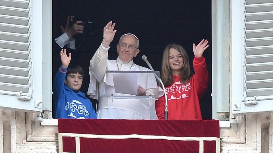 Obok Franciszka w oknie Pałacu Apostolskiego stanęło dwoje dzieci z włoskiej Akcji Katolickiej. Fot. PAP/EPA
