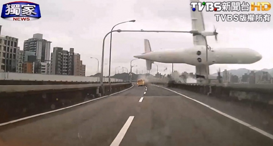 Samolot zahaczył o estakadę i jadącą po niej taksówkę, a następnie wpadł do rzeki Keelung. Fot. PAP/EPA/TVBS TAIWAN