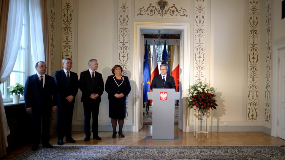 Prezydent Bronisław Komorowski (C) z żoną Anną (4L), sekretarzem stanu w Kancelarii Prezydenta Sławomirem Rybickim (3L) oraz swoimi doradcami Tomaszem Nałęczem (2L) i Jerzym Smolińskim (L), podczas konferencji prasowej, w Belwederze w Warszawie. Fot. PAP/Jacek Turczyk