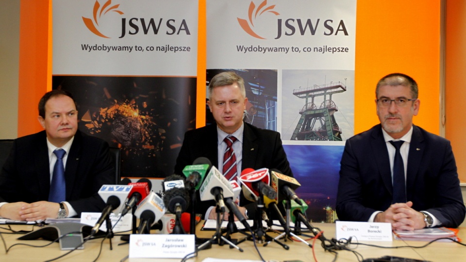 Prezes Jastrzębskiej Spółki Węglowej - Jarosłw Zagórowski (C) oraz wiceprezesi Grzegorz Czornik (L) i Jerzy Borecki (P), podczas konferencji prasowej. Fot. PAP/Andrzej Grygiel