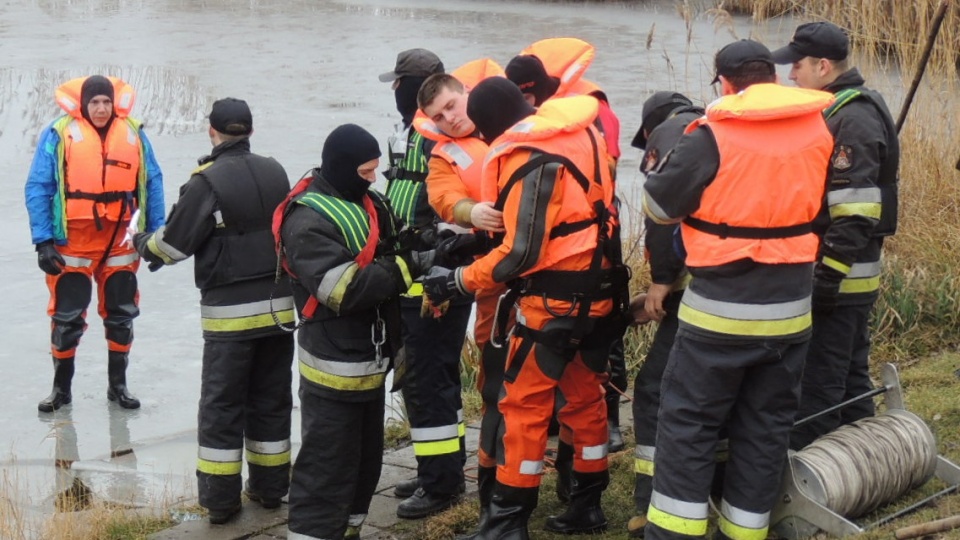 staż pożarna i policja uczyły postępowania i niesienia pomocy osobom, pod którymi załamał się lód. Fot. Monika Kaczyńska