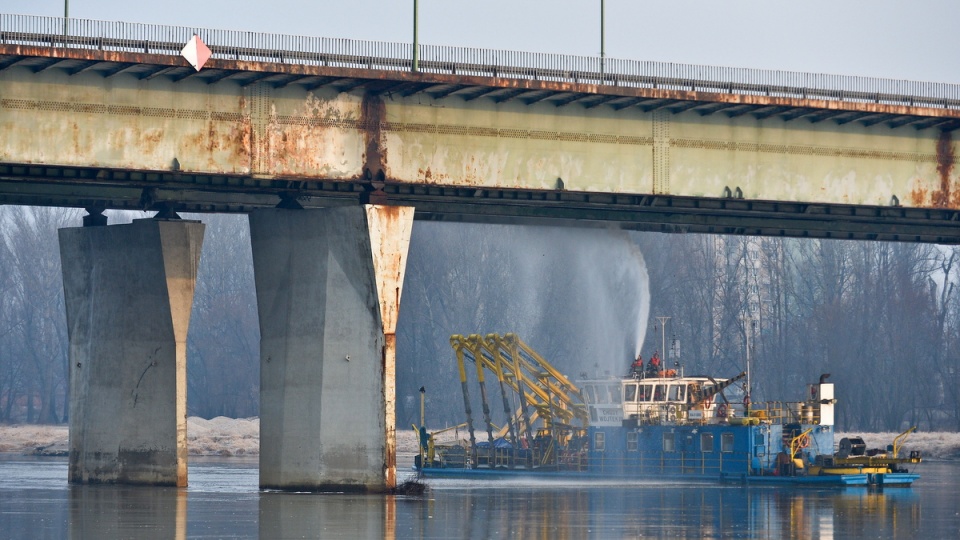 Po ugaszeniu pożaru Mostu Łazienkowskiego, eksperci w niedzielę rano ocenią stan jego konstrukcji. Fot. PAP/Marcin Obara