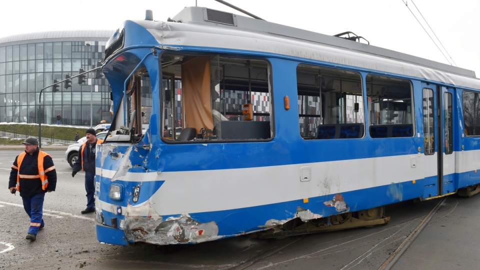 Uszkodzony tramwaj na miejscu wypadku na Rondzie Grunwaldzkim w Krakowie. Fot. PAP/Jacek Bednarczyk