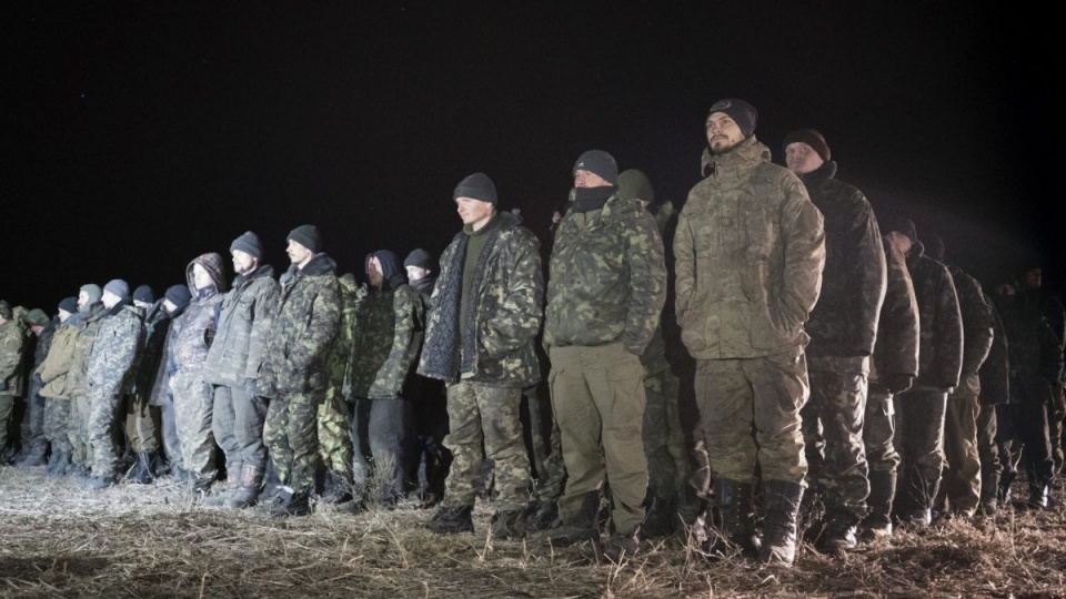 Wieczorem, 21 lutego br. wolność odzyskało 139 wojskowych ukraińskich, w tym obrońcy lotniska w Doniecku i miasta Debalcewe. Fot. PAP/EPA