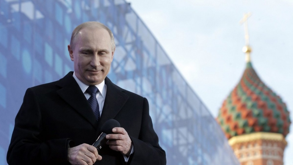 "W Rosji zawsze uważano, że Rosjanie i Ukraińcy to jeden naród. Ja tak uważam nadal." - powiedział Władimir Putin podczas wiecu-koncertu na Wasiljewskim Spusku. Fot. PAP/EPA
