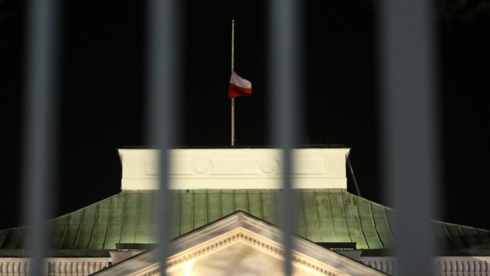 Opuszczona do połowy masztu flaga na Belwederze w Warszawie, w związku z wydarzeniami w Tunezji. Fot. PAP/Tomasz Gzell