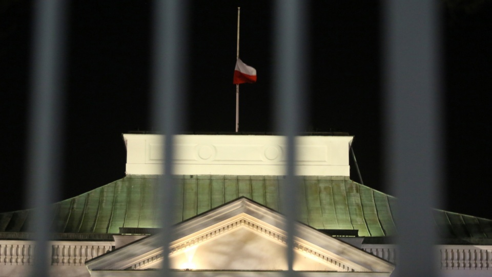 Opuszczona do połowy masztu flaga na Belwederze w Warszawie, w związku z wydarzeniami w Tunezji. Fot. PAP/Tomasz Gzell