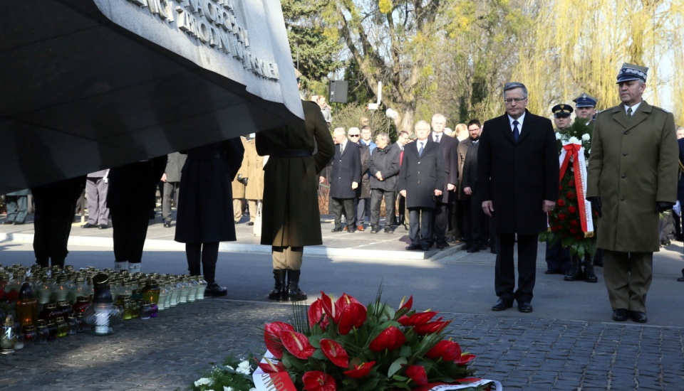 Prezydent Bronisław Komorowski (2P) podczas uroczystości przy pomniku upamiętniającym ofiary katastrofy smoleńskiej, na Cmentarzu Wojskowym na warszawskich Powązkach. Fot. PAP/Tomasz Gzell